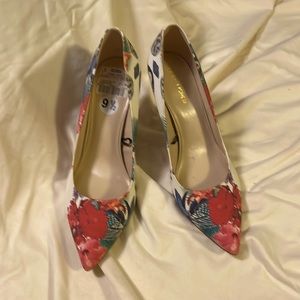 Marc Fisher fabric floral pumps sz 9.5 NWT